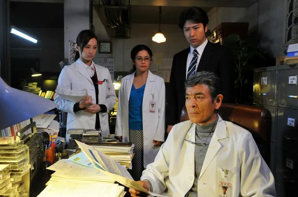 濱田マリは光崎(柴田)の助手で法医学教室准教授・樫山輝役で出演