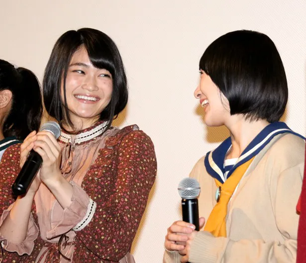 【写真を見る】映画初出演の欅坂46・石森虹花は、乃木坂46・生駒里奈の隣でリラックスした表情を見せる