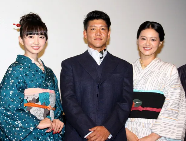 映画「夢二～愛のとばしり」公開初日舞台あいさつに登壇した小宮有紗、駿河太郎、黒谷友香(左から)