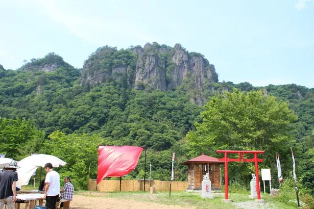 岩櫃城があったという岩櫃山の断崖絶壁は圧巻の風景！