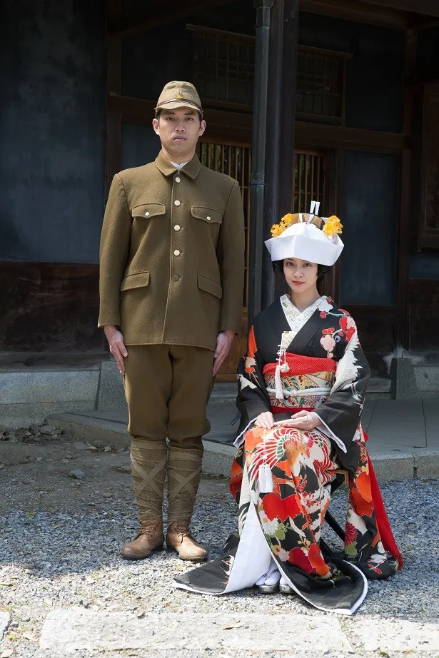 【写真を見る】色掛け姿の武井、軍服姿の三浦の結婚式シーンを公開
