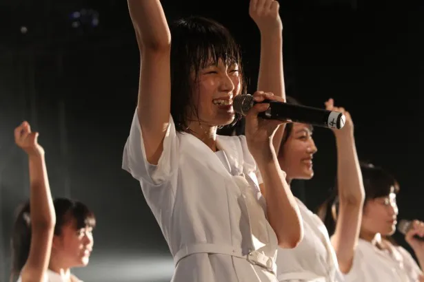 【写真を見る】石野理子らアイドルネッサンスのメンバーは、会場の熱気で汗びっしょりに
