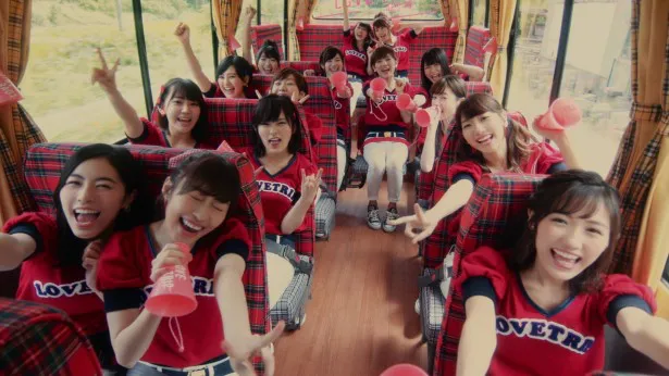AKB48の45thシングル「LOVE TRIP」MVより。“LOVE TRIP バス”に乗車した松井珠理奈、指原莉乃、渡辺麻友（最前列左から）ら選抜メンバーたち