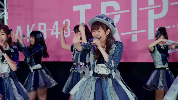 AKB48の45thシングル「LOVE TRIP」MVより、歌唱シーン