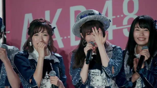 AKB48の45thシングル「LOVE TRIP」MVより、告白シーンを目の前に涙ぐむ指原莉乃（中央）