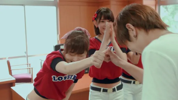 AKB48の45thシングル「LOVE TRIP」MV。2本の指でハートを作る“指ハート”が、MVやダンスの中でもフィーチャーされている