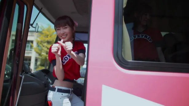 AKB48の45thシングル「LOVE TRIP」MVから“指ハート”のシーン
