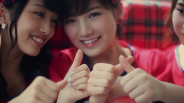 AKB48の45thシングル「LOVE TRIP」MVから“指ハート”のシーン