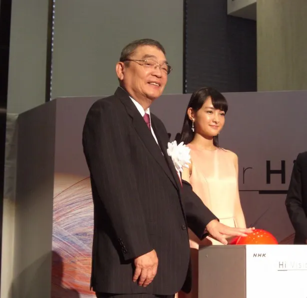 スタートボタンの前でポーズを取る籾井勝人NHK会長と葵わかな