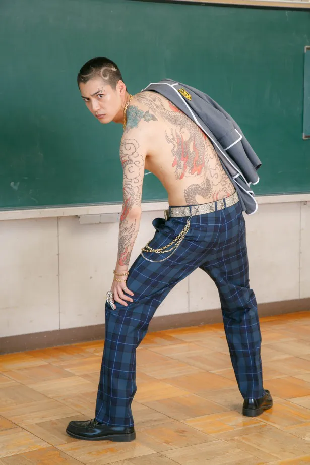 大野拓朗が、全身タトゥー＆強烈剃り込みの入った高校生に！