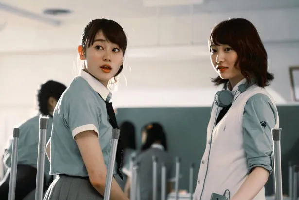 体育会系な役どころの守屋茜(写真左、本人)と、事件を面白がっている志田愛佳