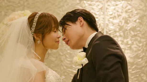 【写真を見る】“結婚”がテーマの新曲MVでは、センターの指原莉乃が、平成ノブシコブシ・吉村崇と結婚式を挙げるという内容。2人のキスも!?