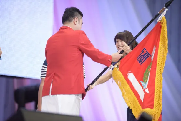 昨年の運動会で優勝したチーム8・太田奈緒から優勝旗の返還が行われた