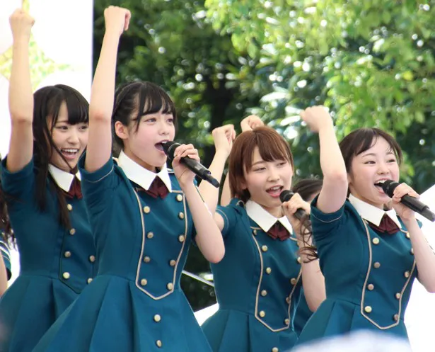ファンが一緒に手を振る中、欅坂46メンバーのテンションも上がる