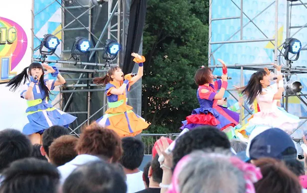 FES☆TIVEが「TOKYO IDOL FESTIVAL」の「SHIP STAGE」でパフォーマンスを行った