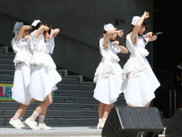 この日のステージでは、「まぶしい」「魔法の言葉」「夏の扉」を披露