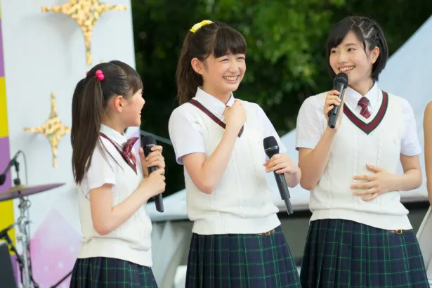 MCでも存在感を示した岡崎百々子（中央）。左は藤平華乃、右は生徒会長・倉島颯良