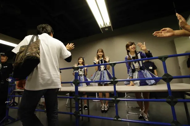 急きょメンバーの発案で、AKB48のライブでは異例のお見送りを実施