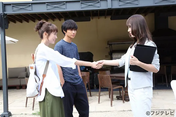 【写真を見る】有名プロデューサー役の池端レイナが、櫻井美咲(桐谷美玲)と握手