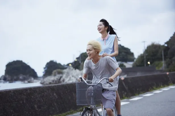 【写真を見る】これぞ青春!? 小松＆菅田が自転車2人乗り！