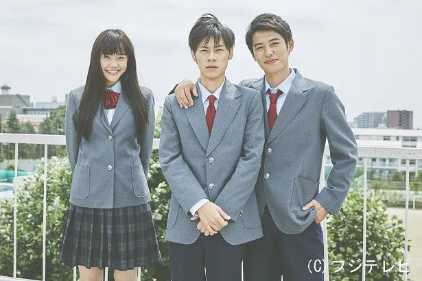 【写真を見る】高校生を演じるキャストの松井愛莉、戸塚純貴、堀井新太(写真左から)