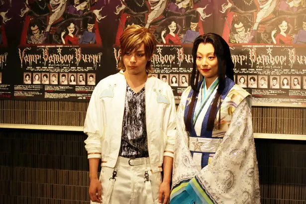 劇中に登場するナメクジ連合の衣装で登場した中村倫也（左）とド派手メイクでかぐや姫を演じる小池栄子（右）