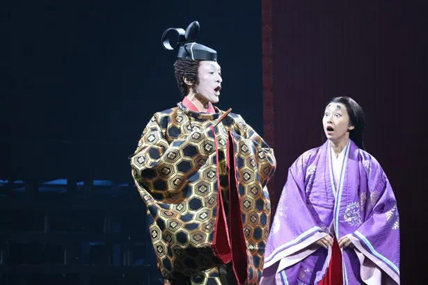 篠井英介（左）の珍妙な芝居など、脇役に芸達者な俳優陣が揃っているのも、劇団☆新感線の魅力だ