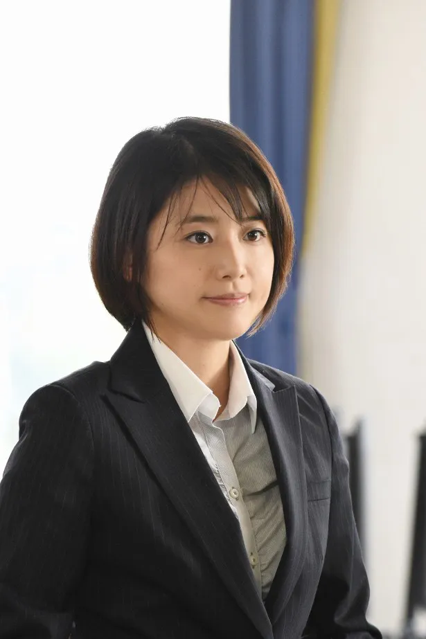 近野成美は京都中央警察署の若手刑事・神崎佳奈を演じる