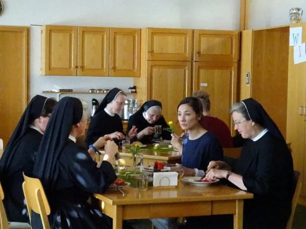 【写真を見る】修道院のシスターたちと静かな時間を過ごす