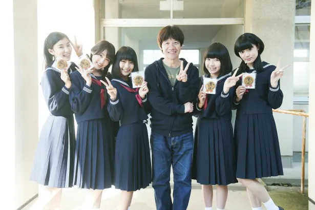 内村光良(右から3番目)と夢みるアドレセンスの小林れい、志田友美、荻野可鈴、京佳、山田朱莉(写真左から)