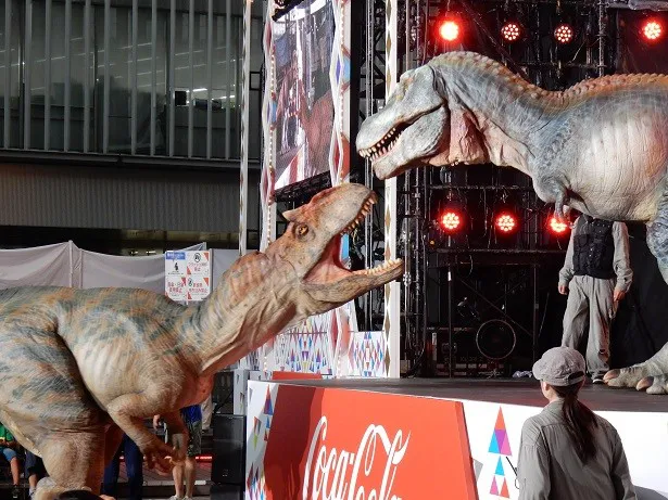 【写真を見る】ティラノサウルスとアロサウルスが吠え合う姿は圧巻！