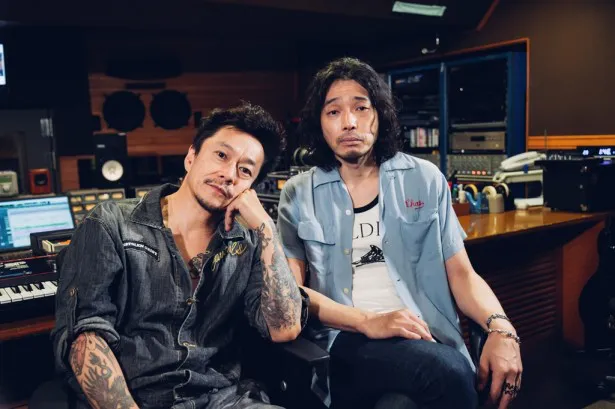 スペシャルムービーのために曲を書き下ろしたMANNISH BOYS・中村達也(左)、斉藤和義(右)