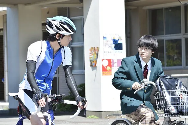 第1話より。オタク少年の坂道（小越）は、高校ではアニメ・漫画研究部に入部をしようとする。しかし、同級生の今泉俊輔（木村達成)らと出会い、自転車で走ることに楽しさを見いだす