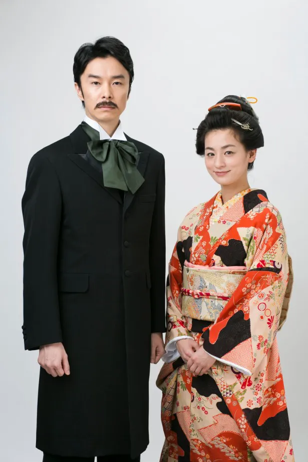 夏目漱石を演じる長谷川博己と、その妻を演じる尾野真千子