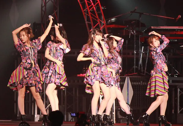 ℃-uteのステージはメジャー3rdシングル「都会っ子 純情」でスタートし、ファンを沸かせた