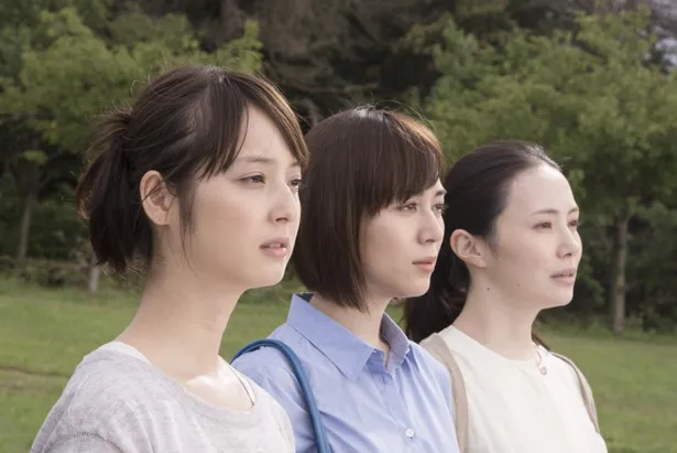 映画「カノン」で三姉妹を演じる佐々木希、比嘉愛未、ミムラ(写真左から)