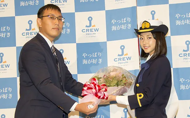 共栄タンカー株式会社・後藤雄一郎二等航海士から花束を受け取る