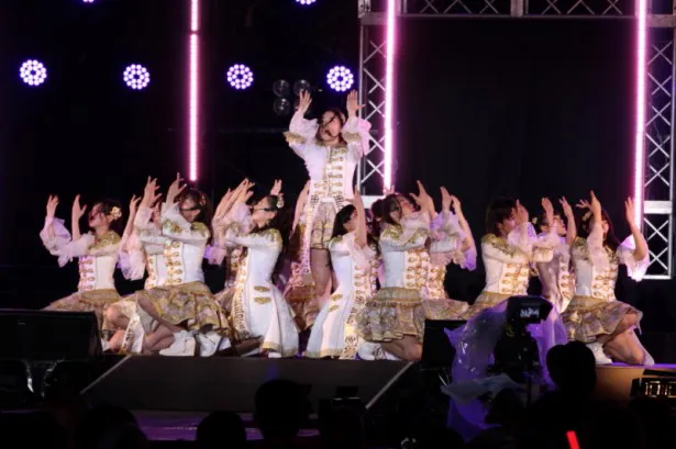 SKE48の「美浜海遊祭」ライブの模様を紹介(写真は「金の愛、銀の愛」)