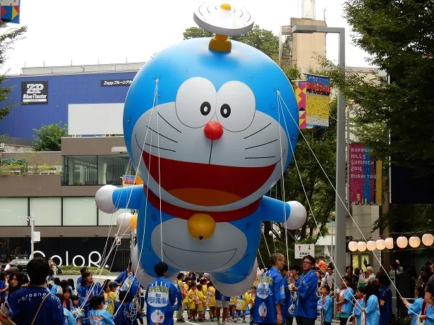 東京・六本木のけやき坂で「ドラえもんとドラミのバルーンパレード」を開催！