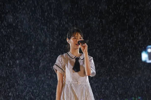 西野七瀬も雨で濡れながら熱唱！