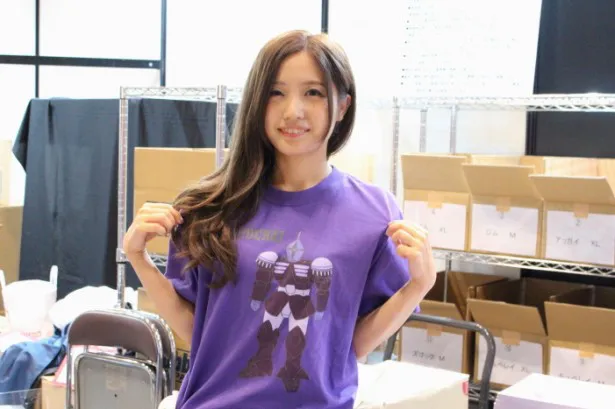 「C3TOKYO2016」で古川愛李デザインのガンダムTシャツの販売とサイン会が行われた