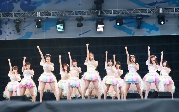 SKE48は、総勢16人のメンバーで「前のめり」「アイシテラブル！」を続けて熱唱