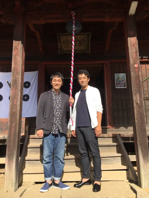 “犬伏の別れ”の舞台・新町薬師堂を訪れた大野泰広(左)と迫田孝也(右)