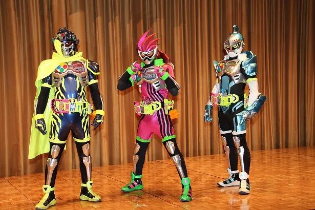 左から仮面ライダースナイプ、仮面ライダーエグゼイド、仮面ライダーブレイブ(レベル2)