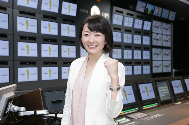 【写真を見る】狩野恵里アナがテレビ東京新本社にある報道スタジオの副調整室でファイティングポーズ！