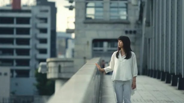 【写真を見る】橋脚の上で佇み、覚悟を決めた桜井の表情は必見！