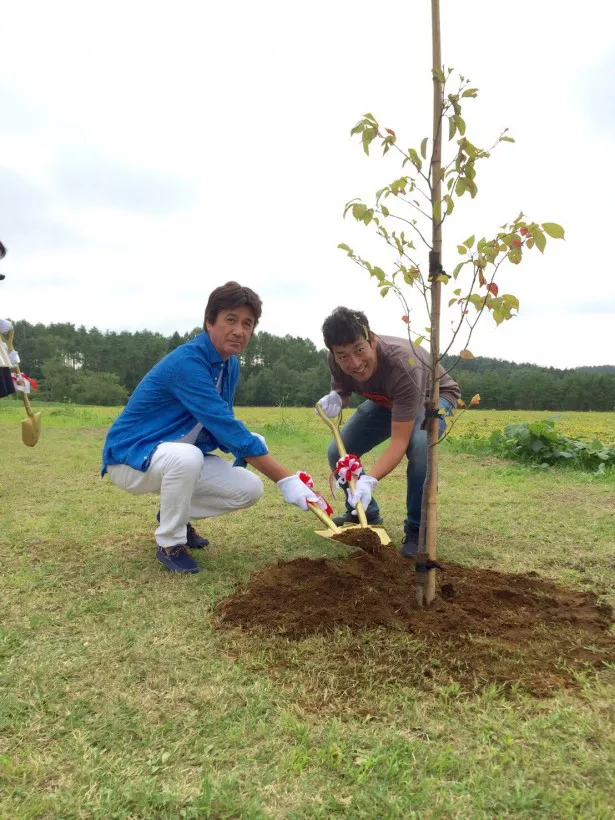 【写真を見る】草刈と迫田はトークショーの終わりに記念植樹を行った！