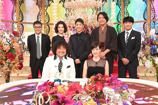 いとうせいこう、大地真央、野村萬斎、武田双雲、劇団ひとり(後列左から)が芸術についてのトークに花を咲かせる