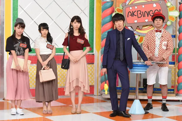 【写真を見る】小嶋真子、向井地美音、柏木由紀(左から)は自前の私服を披露！