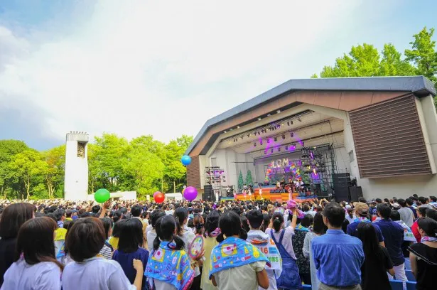 東京日比谷野外音楽堂に続きライブ会場は超満員となった